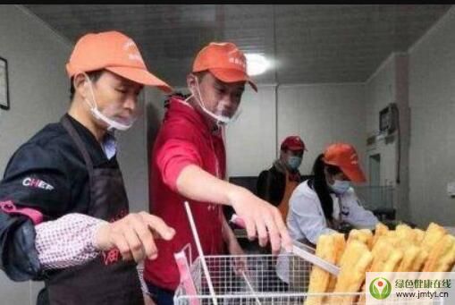 90后小伙捐油條店幫男童治病